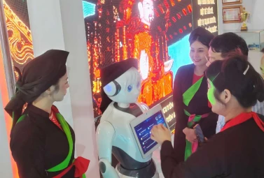 Сервисный робот Alice с искусственным интеллектом от Alpha Robotics представлен на выставке достижений в области развития, посвященной 80-летию основания Вьетнама