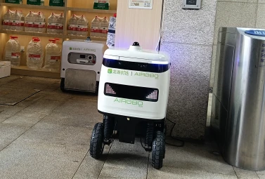 Робот-доставщик Speedybot: Умный общественный курьер, который открывает двери и ездит в лифтах