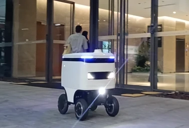 Роботы-доставщики SpeedyBot теперь перемещаются по бизнес-центрам с помощью автономных лифтов